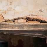 Attraverso i varchi laterali, sormontati dai resti delle vecchie porte in legno...
